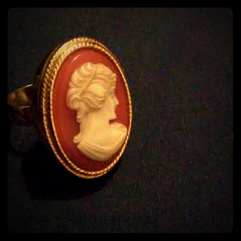 18K gold plated Avon Cameo Locket Ring